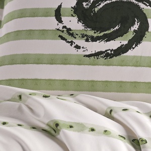 Detaliu față de pernă crem cu dungi verzi și element grafic decorativ Squall Hobby Home