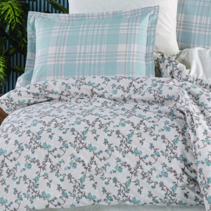 Detaliu lenjerie de pat Lola cu model floral bleu pe fundal alb