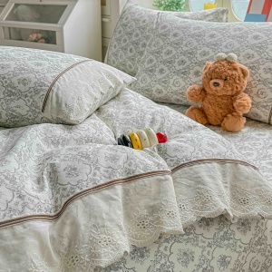 Спално бельо Ranforce 100% памук, антрацитено сиво с флорален принт и дантела | JoJo Home – продуктова снимка за представяне на модела
