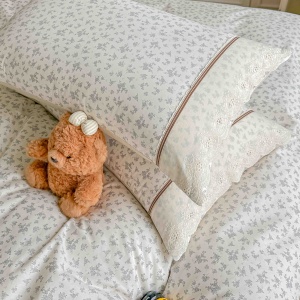 Спално бельо Ranforce 100% памук, бяло със сиви цветя и дантела | JoJo Home – продуктова снимка за представяне на модела