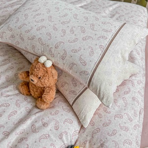 Спално бельо Ranforce 100% памук, пудрено розово с paisley мотив и дантела | JoJo Home – продуктова снимка за представяне на модела