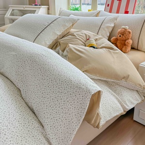 Спално бельо Ranforce 100% памук, бежово с нежен флорален принт и дантела | JoJo Home – продуктова снимка за продуктовата галерия