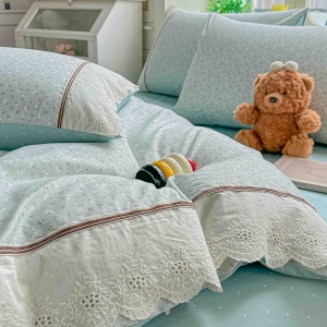Спално бельо Ranforce 100% памук, светлосиньо с бели цветя и дантела | JoJo Home – продуктова снимка за продуктовата галерия