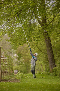 Akumulatorske teleskopske makaze za grane sa baterijom 5m Highcut 360/18V GARDENA - Img 2
