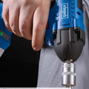 Akumulatorski udarni odvijač 370Nm 1/2” Brushless IXES BC-IW350-X + set punjač 2.4A i baterija 4.0Ah Scheppach - Img 2