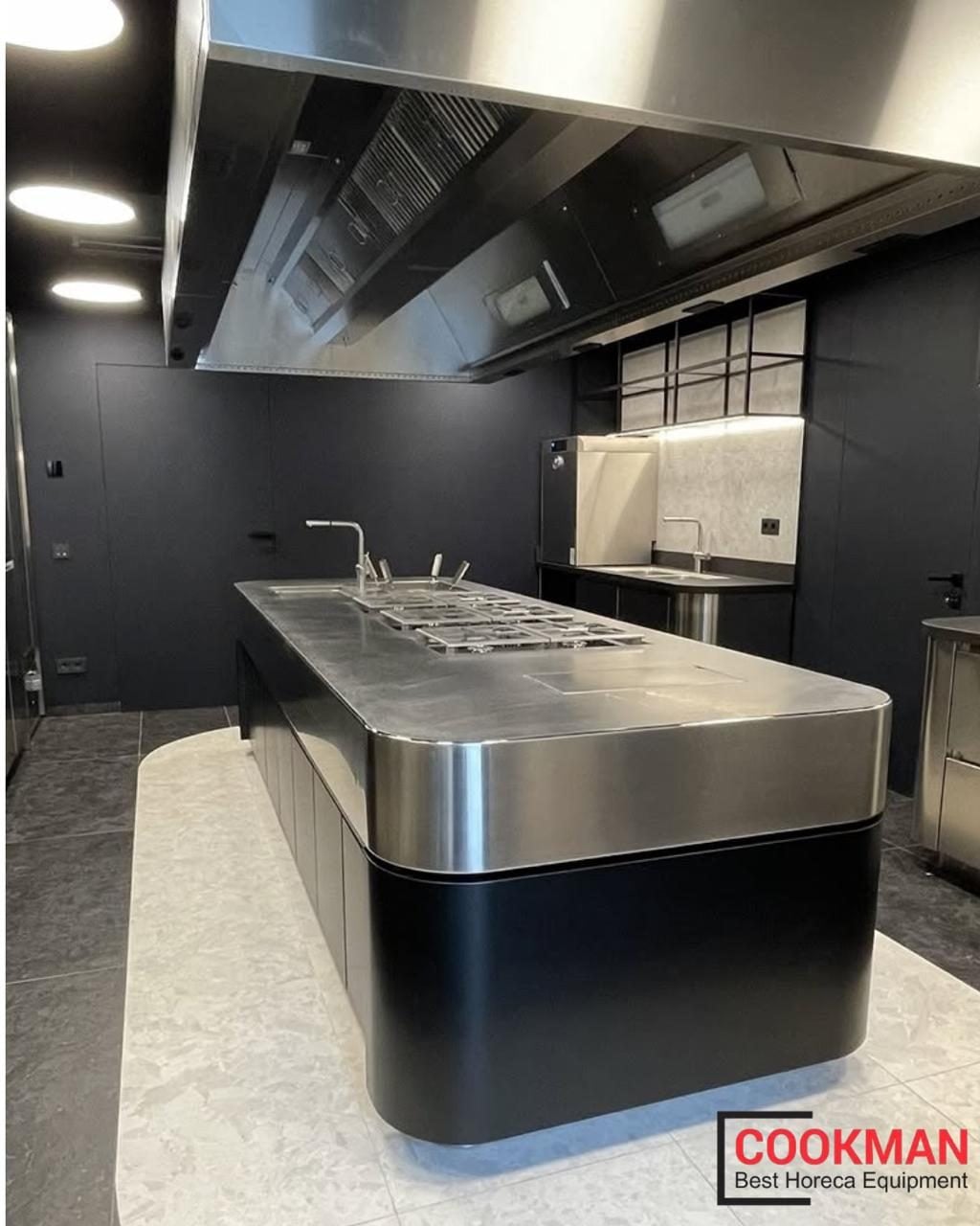 Insulă de gătit Marrone din inox, realizată la comandă, sub hotă Halton – proiect Cookman