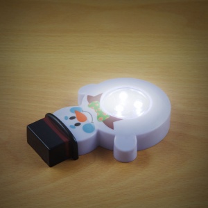 Lampă de Veghe "Om de Zăpadă" cu LED – Soluție Ideală pentru Confort Nocturn Copii, Funcționare pe Baterii AAA, Decorativă, Diametru 10 cm - Img 1