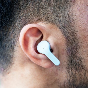 Căști Fără Fir Gri cu Carcasă de Încărcare, Bluetooth 5.0, Control Tactil, Design Ergonomic și Autonomie Extinsă - Img 4
