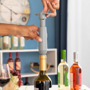 Pompă de Vacuum Profesională pentru Vin cu 4 Dopuri Reutilizabile - Conservare Aromă și Gust până la 7 Zile, Design Compact, Ușor de Utilizat  Descriere Produs: