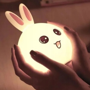 Veioza Nocturnă LED pentru Copii în Formă de Iepuraș, RGB Touch, Funcționare cu Baterii - Sigură și Multicoloră, 15.5cm Înălțime