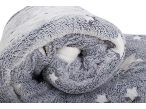 Pătura luminoasă din microfibre cu steluțe care luminează în întuneric, perfectă pentru un farmec romantic seara sau în timpul nopții, irezistibil de moale și călduroasă.