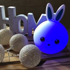 Veioza Nocturnă LED pentru Copii în Formă de Iepuraș, RGB Touch, Funcționare cu Baterii - Sigură și Multicoloră, 15.5cm Înălțime