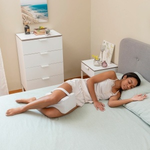 Pernă Ergonomică pentru Picioare și Genunchi - Design Inovator Fluture, Spumă Memory Foam, Husă Respirabilă, Bandă Velcro Reglabilă, Gri, Ideală pentru Odihnă și Aliniera Coloanei - Img 4