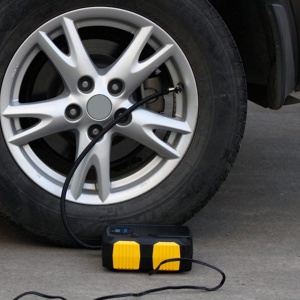 Inflare precisă și rapidă cu compresorul portabil BellFyd® - echipat cu afișaj LCD și lumini LED. Inflare în 3-5 minute cu 25L/min și 150PSI. Convenient pentru mașini, biciclete și alte device-uri gonflabile.