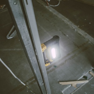 Proiector Multifuncțional cu Acumulator PHENOM - COB LED Puternic, Versatil 2x 1000 lm, Durata de Viață Extinsă a Bateriei, USB, Design Rotativ, Lumină Reglabilă - Img 2