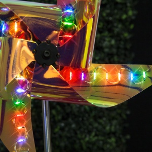 Mini-Turbină Eoliană Solară LED, Multicoloră, Detașabilă, Rezistentă la Ploaie, Ușor de Instalat, 75x23x23cm - Img 3