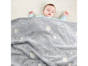 Pătura luminoasă din microfibre cu steluțe care luminează în întuneric, perfectă pentru un farmec romantic seara sau în timpul nopții, irezistibil de moale și călduroasă.