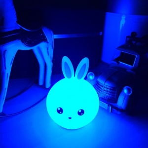 Veioza Nocturnă LED pentru Copii în Formă de Iepuraș, RGB Touch, Funcționare cu Baterii - Sigură și Multicoloră, 15.5cm Înălțime