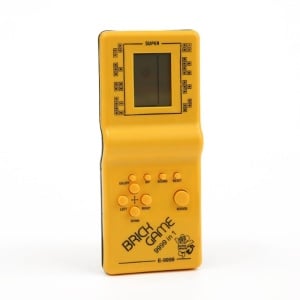Consola Brick Game Retro – 9.999 Jocuri Preinstalate Inclusiv Tetris, Arcade Portabilă cu Ecran LCD, Alimentare cu Baterii AA, Disponibil în Mai Multe Culori - Img 5