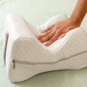 Pernă Ergonomică pentru Picioare și Genunchi - Design Inovator Fluture, Spumă Memory Foam, Husă Respirabilă, Bandă Velcro Reglabilă, Gri, Ideală pentru Odihnă și Aliniera Coloanei - Img 7