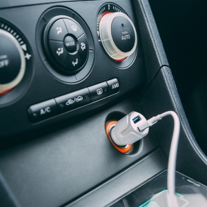 Adaptor Bricheta Auto 2x USB – Încărcător Rapid, Compatibil iPhone/iPad/Telefoane Mobile, Tensiune 12-24V, Curent 2400mA - Alb - Img 2