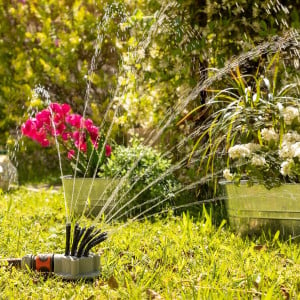 Aspersor de grădină multifuncțional - economisiți apă și bucurați-vă de o udare uniformă