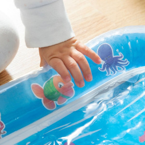 Covorașul pentru jocuri gonflabil cu apă pentru bebeluși îmbunătățește starea de bine a copilului și dezvoltă abilitățile cognitive și motorii. Fabricat din materiale de calitate și potrivit pentru copii cu vârsta cuprinsă între 6 luni și 5 ani. Cumpărați