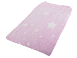 Pătura luminoasă din microfibre cu steluțe care luminează în întuneric, perfectă pentru un farmec romantic seara sau în timpul nopții, irezistibil de moale și călduroasă.