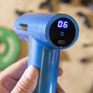 Pistol de masaj cu percuție pentru recuperare și relaxare musculară - design ergonomic, multifuncțional, cu 8 capete interschimbabile și 10 viteze reglabile