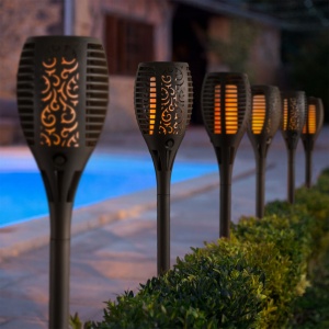 Lampa Solara LED cu Efect de Flacara - Model Negru Mat, Fixare în Sol, Panou Solar, Economica, Pornire/Oprire Automata, 360° Iluminare, 12 LED-uri - Ideală pentru Grădină și Ambianță Interioară - Img 1