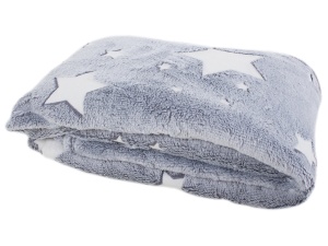 Pătura luminoasă din microfibre cu steluțe care luminează în întuneric, perfectă pentru un farmec romantic seara sau în timpul nopții, irezistibil de moale și călduroasă.