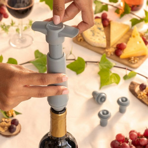 Pompă de Vacuum Profesională pentru Vin cu 4 Dopuri Reutilizabile - Conservare Aromă și Gust până la 7 Zile, Design Compact, Ușor de Utilizat  Descriere Produs: