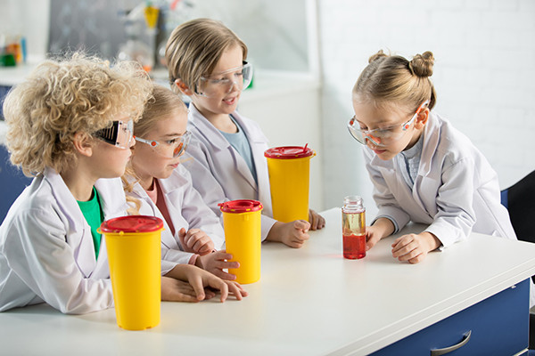 5 motive pentru a incuraja jocul de roluri si cum poti introduce JUCARIILE EDUCATIVE in acest joc