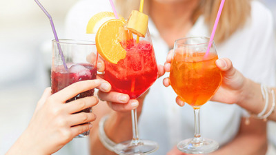Cum iti poti adapta paharele pentru bauturi in functie de tematica petrecerii! 7 idei pentru petreceri interesante!