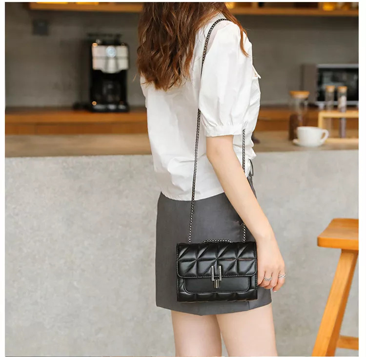 Geantă damă crossbody matlasată, lanț metalic, închidere cu clapă, negru — imaginea 4