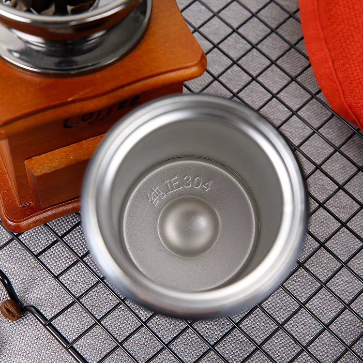 Cană termos inox pentru cafea, capac flip cu buton, 550 ml, alb — imaginea 7