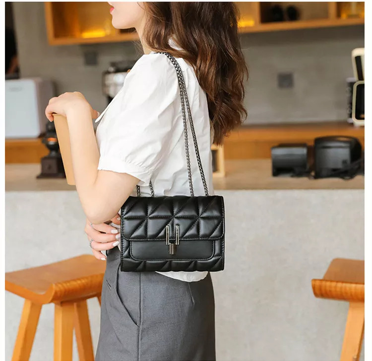 Geantă damă crossbody matlasată, lanț metalic, închidere cu clapă, negru — imaginea 5