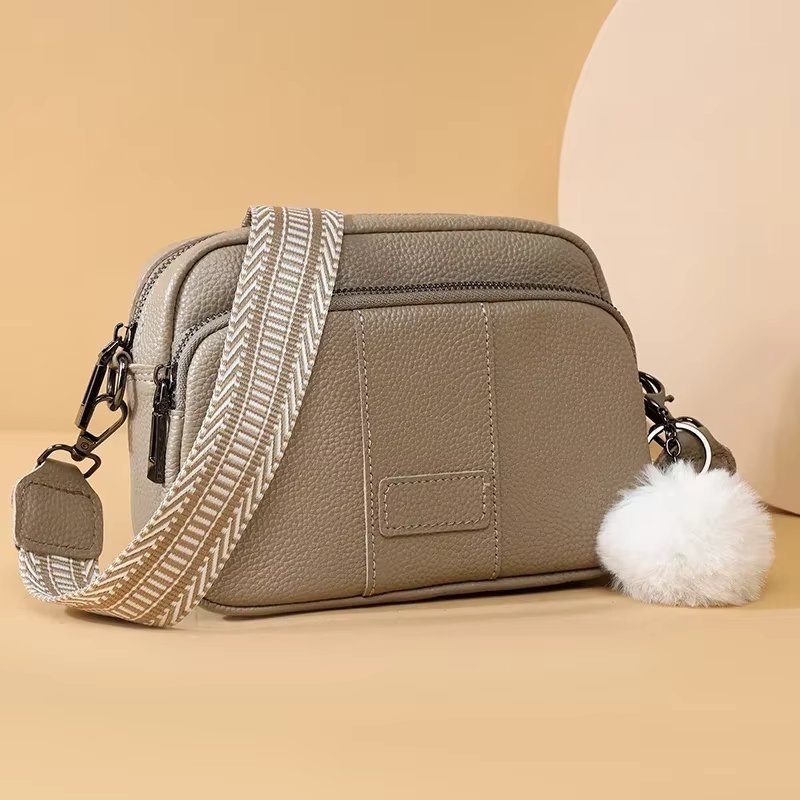 Geantă damă piele naturală, crossbody, breloc pompon, bej GT3348 — imaginea 3
