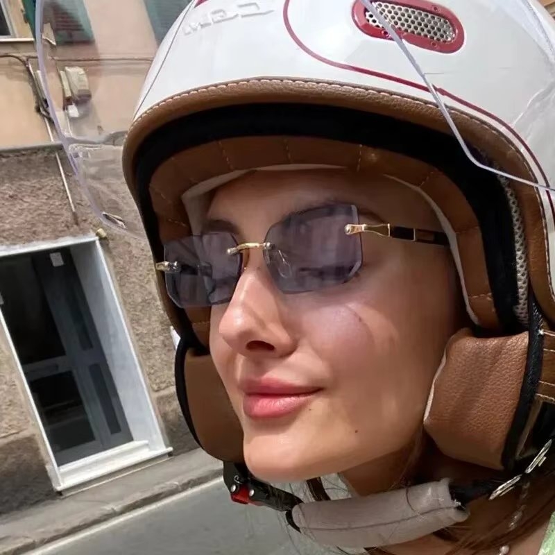 Ochelari de soare damă fără ramă, lentile dreptunghiulare, brațe aurii, albastru deschis — imaginea 2
