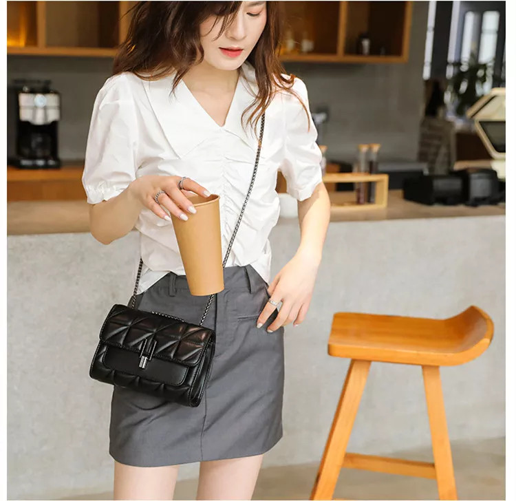 Geantă damă crossbody matlasată, lanț metalic, închidere cu clapă, negru — imaginea 8