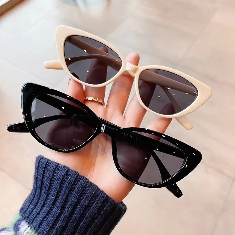 Ochelari de soare damă cat-eye, ramă groasă, lentile degrade, negru cu maro — imaginea 3