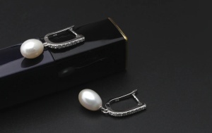Cercei argint 925, JW1110, model elegant cu perla alba, placati cu rodiu - Img 3