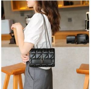 Geantă damă crossbody matlasată, lanț metalic, închidere cu clapă, negru - Img 5