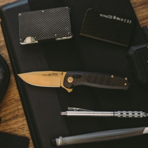 Cutit pliabil SOG Terminus XR LTE Gold TM1033-BX, lama Drop Point CPM S35VN TiNi Gold, XR Lock, Flipper, maner Carbon Fiber, EDC Premium - Img 9