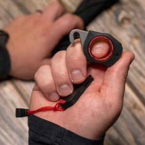 Cutit de salvare SOG Rapid Rescue Black + Red, cutter pentru centuri cu spargator de geam si teaca Quick-Deploy - Img 6