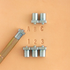 Set stante embosare piele ALFABET litere mari si CIFRE de 6.3 mm, Tandy Leather