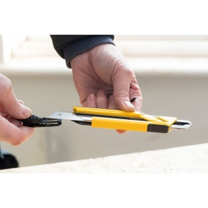 Stanley STHT10266-0, Cutter bimaterial cu blocare prin glisare, 175mm, + 3 lame segmentate 18mm - Img 5