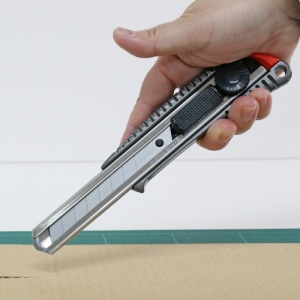 SL-700GP Cutter metalic siguranta/ retractabil 18 mm, NT Cutter - Img 5
