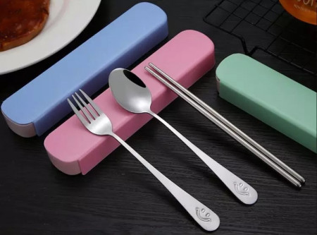 Set de tacamuri pentru calatorii Drool