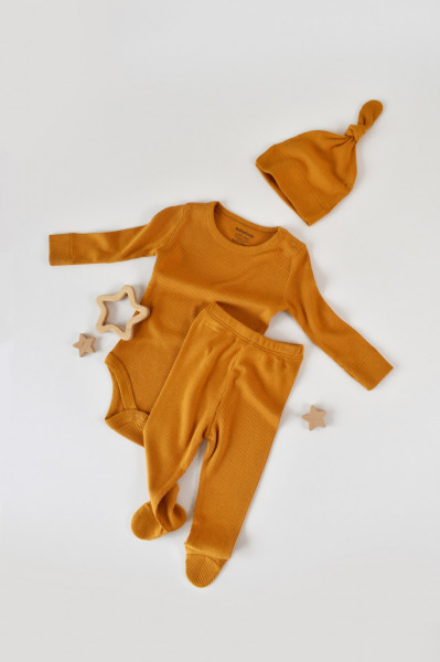 Set 3 piese: body cu maneca lunga, pantaloni lungi cu botosei si caciulita din bumbac organic si modal - Mustar, BabyCosy